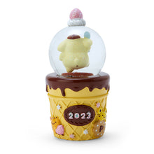 Carica l'immagine nel visualizzatore di Gallery, Japan Sanrio My Melody / Kuromi / Pochacco / Hello Kitty / Cinnamoroll / Pompompurin / Tuxedo Sam / Little Twin Stars Snow Globe (Christmas) 2023