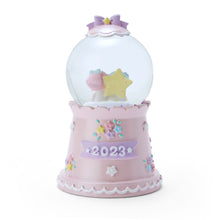 Carica l'immagine nel visualizzatore di Gallery, Japan Sanrio My Melody / Kuromi / Pochacco / Hello Kitty / Cinnamoroll / Pompompurin / Tuxedo Sam / Little Twin Stars Snow Globe (Christmas) 2023