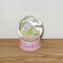 Cargar imagen en el visor de la galería, Japan Sanrio Hello Kitty / Bad Badtz Maru / Keroppi / Marumofubiyori / Marron Cream / Tuxedo Sam / Little Twin Stars / Cogimyun / Gudetama / Nya ni nyu nye nyon / Tiny Poem / My Melody / Kuromi / Goropikadon / Seven Silly Dwarfs Mini Snow Globe