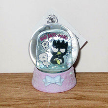 Cargar imagen en el visor de la galería, Japan Sanrio Hello Kitty / Bad Badtz Maru / Keroppi / Marumofubiyori / Marron Cream / Tuxedo Sam / Little Twin Stars / Cogimyun / Gudetama / Nya ni nyu nye nyon / Tiny Poem / My Melody / Kuromi / Goropikadon / Seven Silly Dwarfs Mini Snow Globe