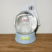 Cargar imagen en el visor de la galería, Japan Sanrio Hello Kitty / Bad Badtz Maru / Keroppi / Marumofubiyori / Marron Cream / Tuxedo Sam / Little Twin Stars / Cogimyun / Gudetama / Nya ni nyu nye nyon / Tiny Poem / My Melody / Kuromi / Goropikadon / Seven Silly Dwarfs Mini Snow Globe