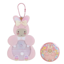 Afbeelding in Gallery-weergave laden, Japan Sanrio Hello Kitty / My Melody / Kuromi / Pompompurin / Cinnamoroll / My Sweet Piano / Usahana / Marron Cream Badge Holder Keychain Blind Box (Easter Rabbit) 2024
