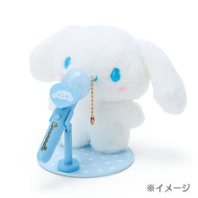 Lade das Bild in den Galerie-Viewer, Japan Sanrio My Melody / Pompompurin / Cinnamoroll / Kuromi / Hangyodon / Pochacco Microphone Style LED Light Keychain Mascot Charm (Pitatto)
