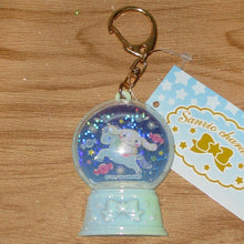 Afbeelding in Gallery-weergave laden, Japan Sanrio Hello Kitty / My Melody / Little Twin Stars / Cinnamoroll / Pompompurin / Pochacco / Kuromi Keychain (Snow Globe Style)
