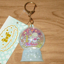 Carica l&#39;immagine nel visualizzatore di Gallery, Japan Sanrio Hello Kitty / My Melody / Little Twin Stars / Cinnamoroll / Pompompurin / Pochacco / Kuromi Keychain (Snow Globe Style)
