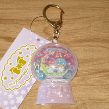 Lade das Bild in den Galerie-Viewer, Japan Sanrio Hello Kitty / My Melody / Little Twin Stars / Cinnamoroll / Pompompurin / Pochacco / Kuromi Keychain (Snow Globe Style)
