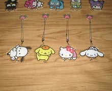 Lade das Bild in den Galerie-Viewer, Japan Sanrio Hello Kitty / My Melody / Pompompurin / Kuromi / Cinnamoroll / Keroppi / Pochacco / Hangyodon Acrylic Keychain (Claw Crane)
